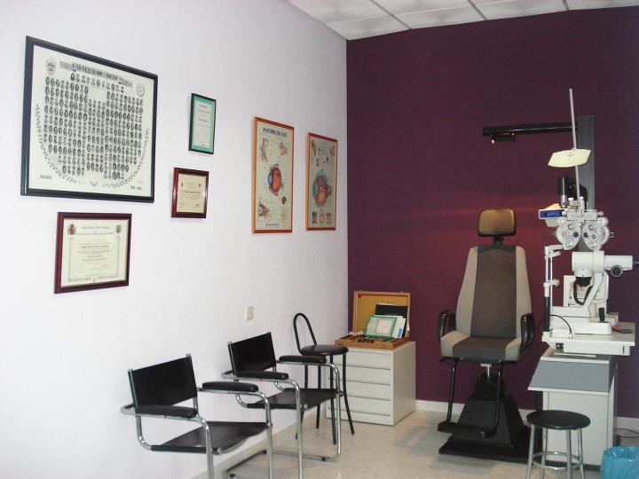 Gabinete de optometría de Óptica Tyndall, con diplomas colegiados