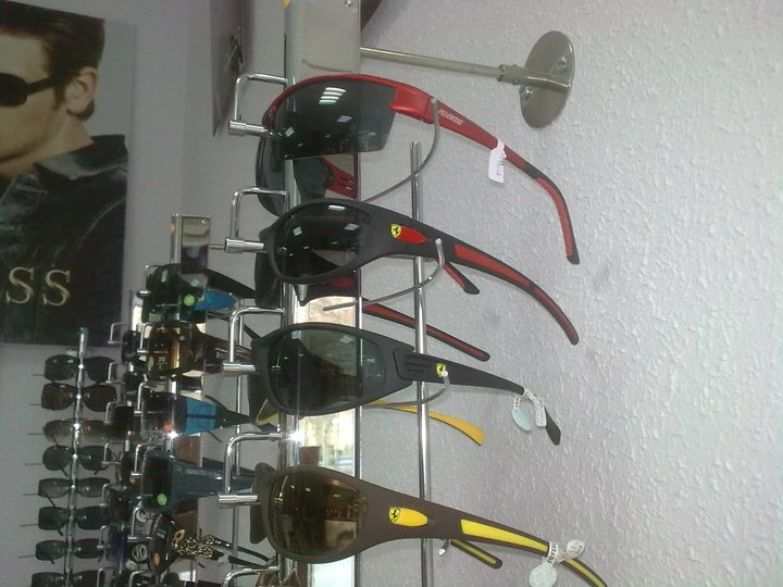 Detalle de gafas de sol en expositor