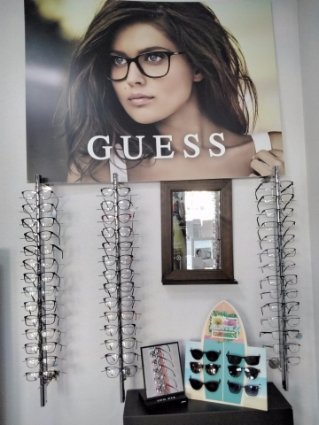 Pared de monturas Guess