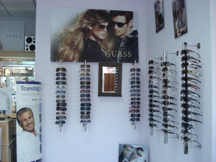 Pared de exposición con gafas de sol y espejo